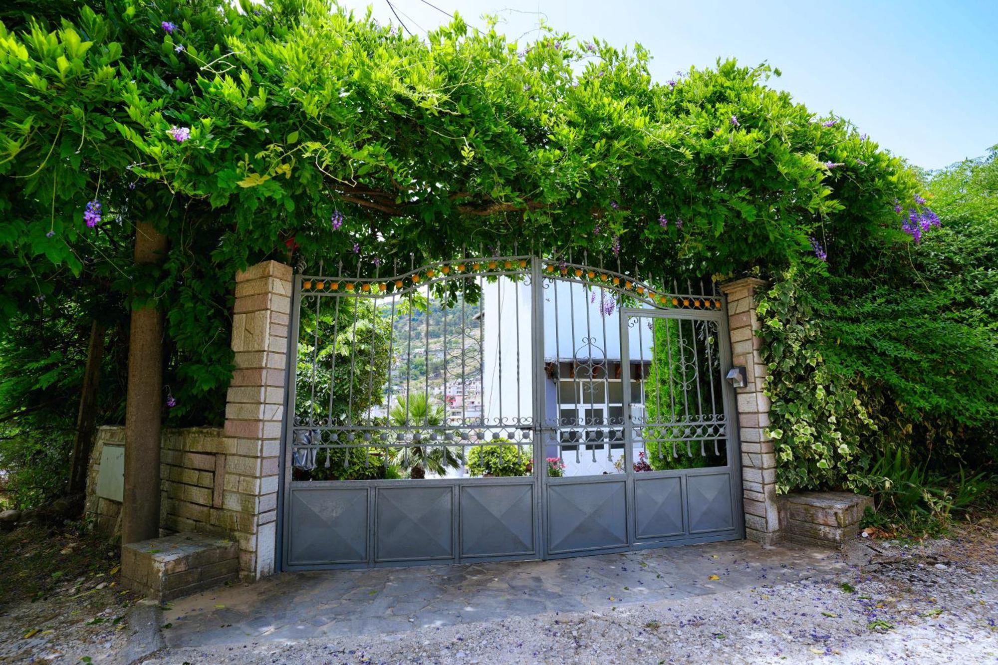 Vila Banushi Gjirokastër Exteriör bild